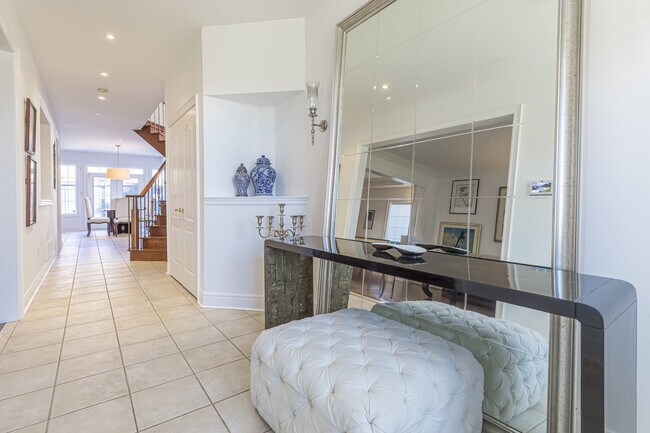 Photo du bâtiment - 2472 Upper Valley Crescent