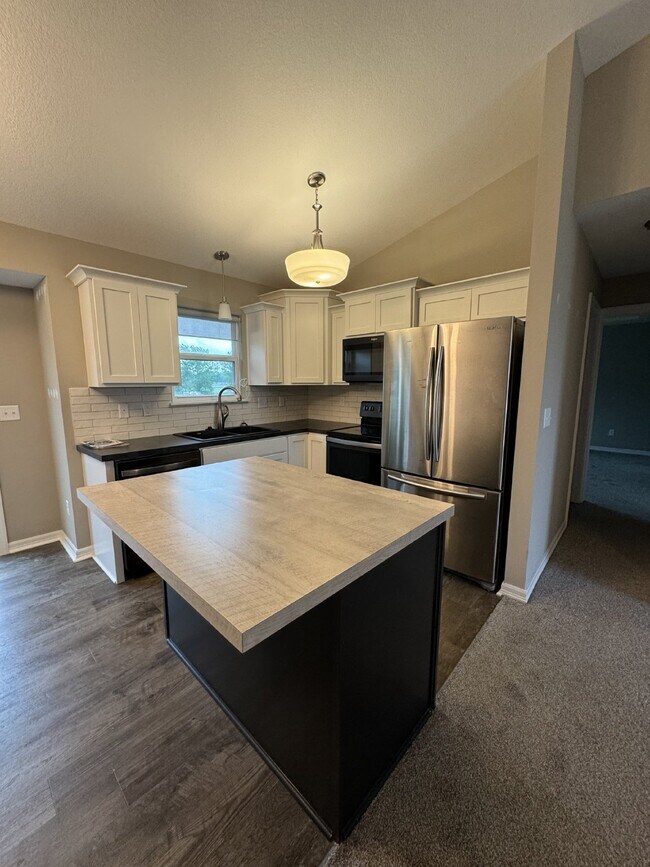 Building Photo - Charming 2 Bed, 1 Bath W/ Basement Rental