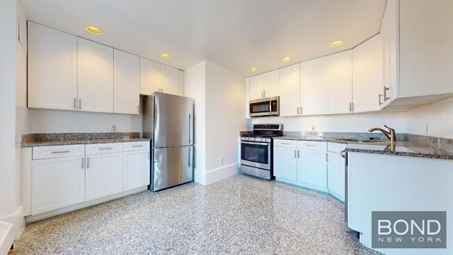 Building Photo - 147 W 79th St