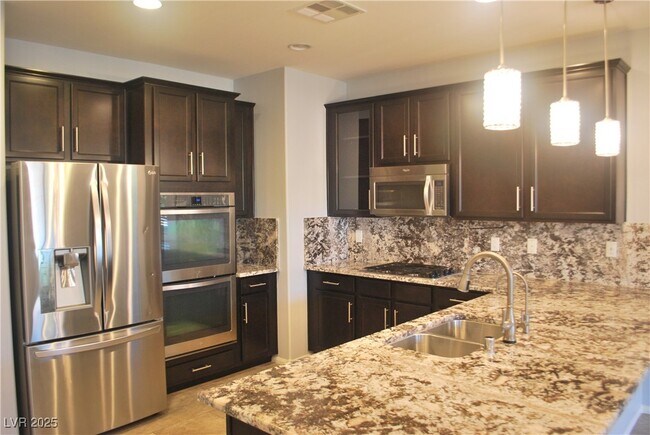 Foto del edificio - 5478 Bristol Grove Ln