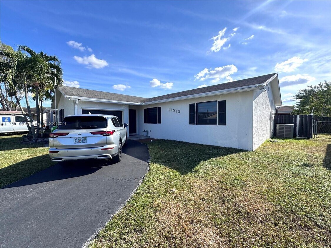 Foto principal - 11010 NW 24th Ct