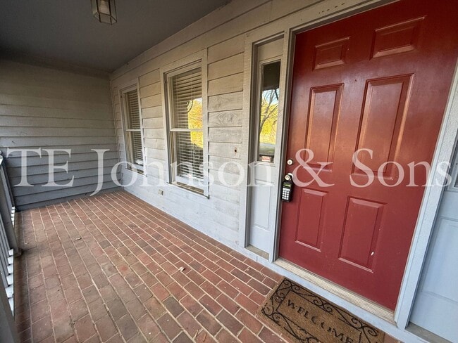 Foto del edificio - Charming 3-Bedroom Home with Rocking Chair Porch and Screened Back Patio