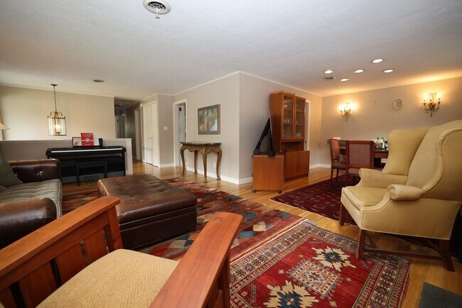 Building Photo - 151 Woodbine Cir
