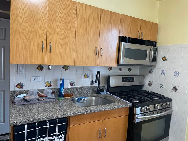 Building Photo - 5775 Mosholu Ave