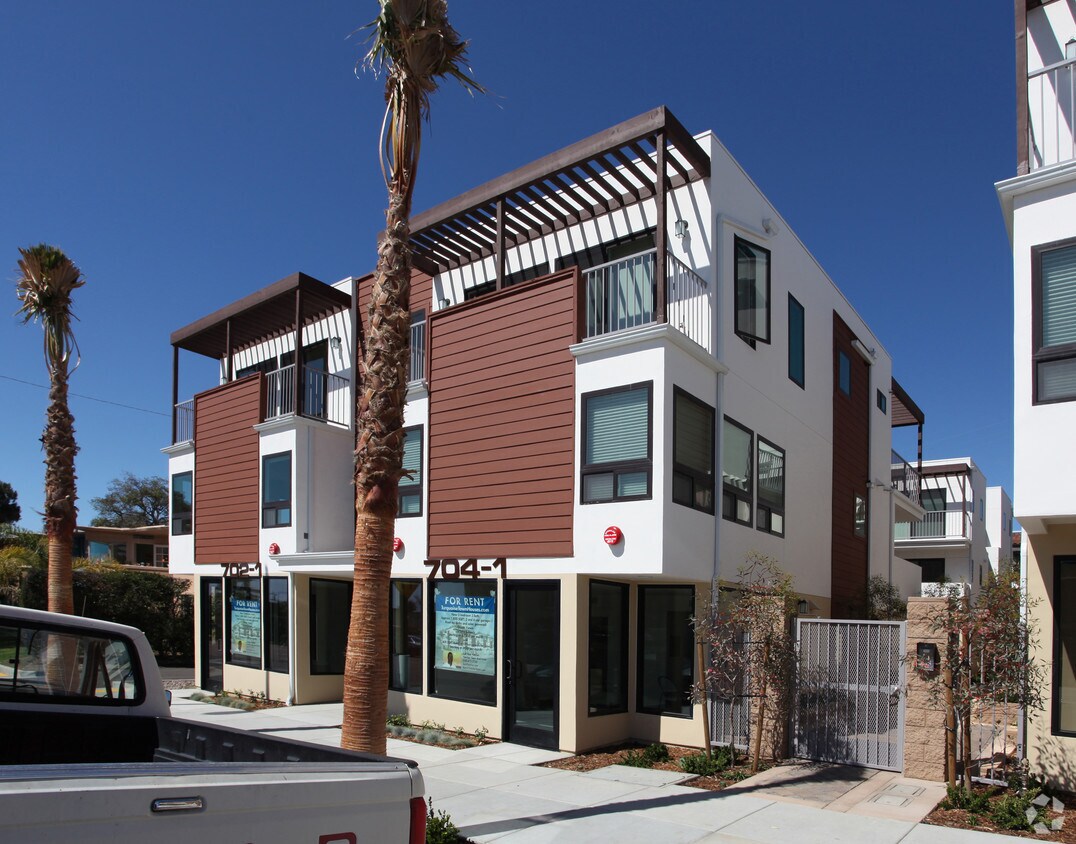 Primary Photo - 702-716 Turquoise St
