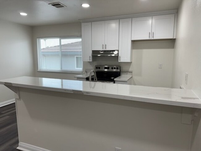 Foto del edificio - Upstairs Charming 2- bedroom condo
