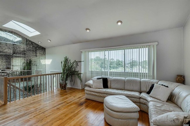 Building Photo - 12 Pebble Pl