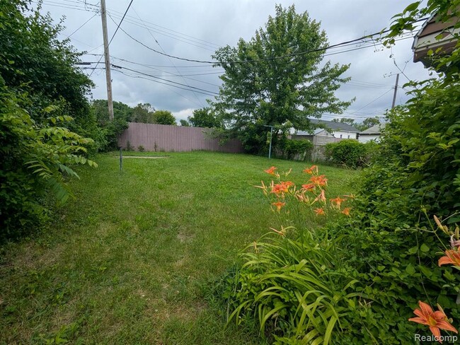 Building Photo - 23911 Methuen Ave