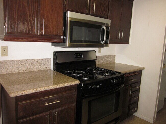 Building Photo - TWIN TRAILS - SPACIOUS 3 BD / 2 BA CONDO I...