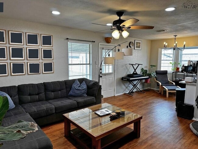 Building Photo - 2119 Selma Dr