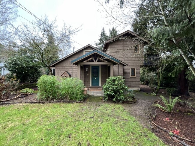 Vintage Urban Farmhouse 3 Bd 1 Bath home! Large bonus room & Balcony! Surrounded by trees on lar... - Vintage Urban Farmhouse 3 Bd 1 Bath home! Large bonus room & Balcony!  Surrounded by trees on lar...