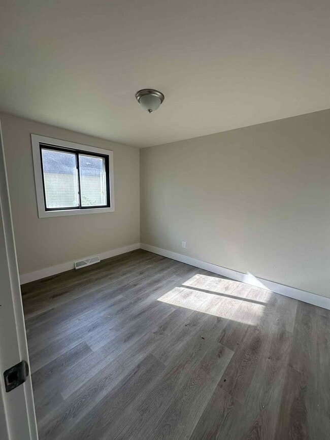 Building Photo - REMODELED 2 Bedroom Duplex