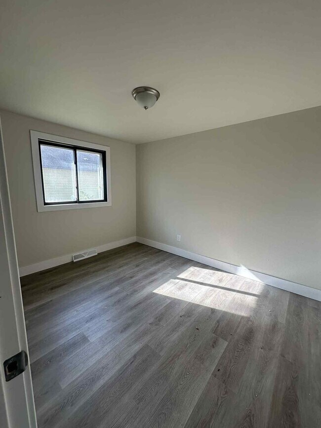 Foto del edificio - REMODELED 2 Bedroom Duplex