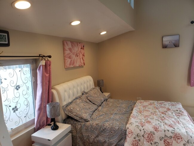 Building Photo - 6624 Forestview Dr