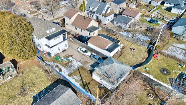 Espacioso patio trasero, garaje de entrada doble y estacionamiento de losas - 2507 N 23rd St