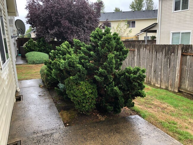 Building Photo - Beautiful Three Bedroom Duplex Available i...