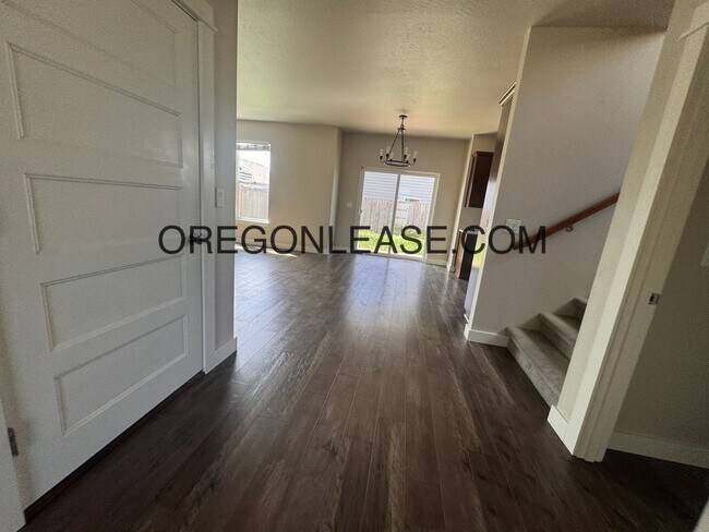 Building Photo - Modern 4-Bedroom Springfield Home with Cus...