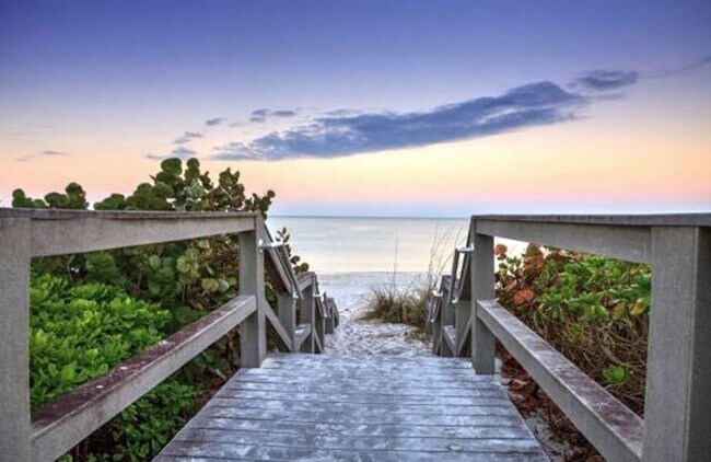 Foto del edificio - ***DOWNTOWN***OLDE NAPLES***BEACH IS JUST ...
