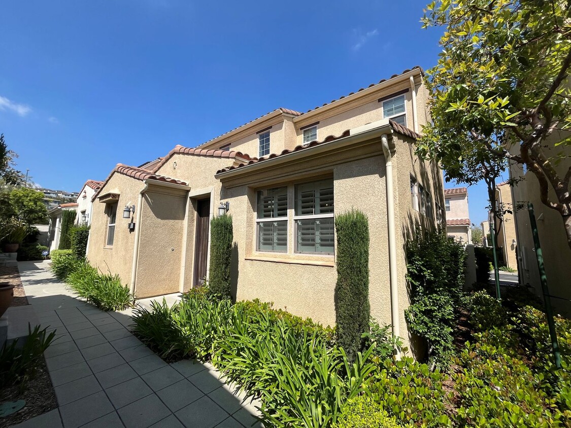 Foto principal - Gated Porter Ranch home w/all appliances +...
