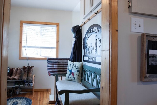 Building Photo - Quaint ranch style 1 bedroom, 1 bathroom in Windsor!