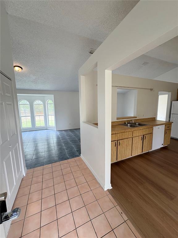 Building Photo - 28 Oak Run