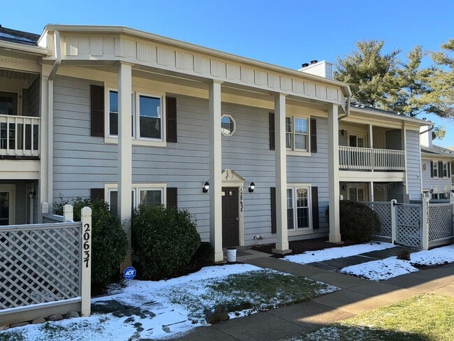 Very well maintained 2 bedroom 2 full 2 half upper floor condo with loft, located in the desired ... - Very well maintained 2 bedroom 2 full 2 half upper floor condo with loft, located in the desired ...