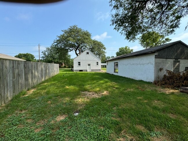 Building Photo - Great Location smaller 2 bedroom house wit...