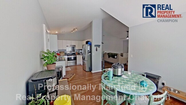 Foto del edificio - Immaculate 3 BD/2 BA Home w/Vaulted Ceilings, LVP Flooring and Fenced Yard