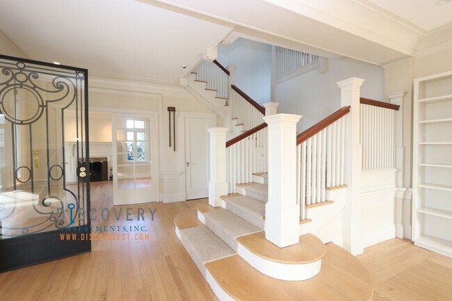 Foto del edificio - Traditional Six Bedroom Home with Exceptional SF Bay Views with In Law Unit