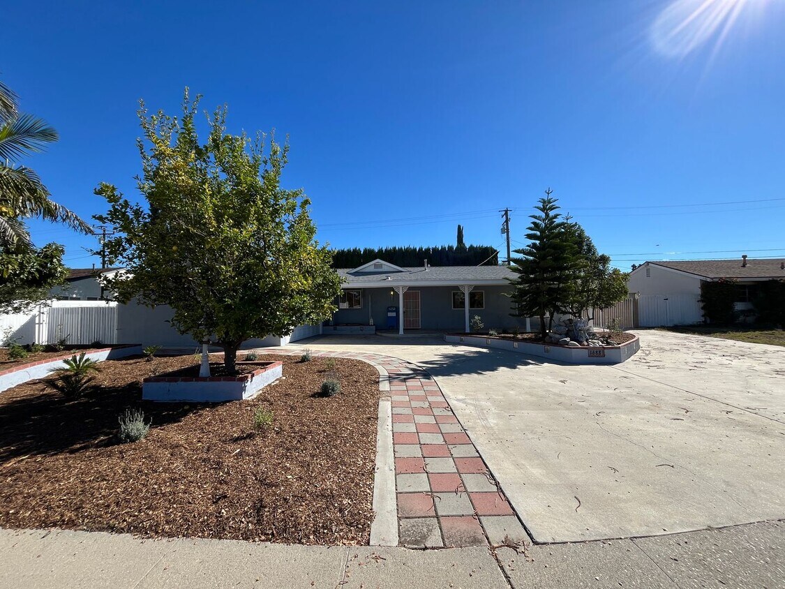 Primary Photo - Simi 2+1.5 w/bonus room, RV parking + grea...