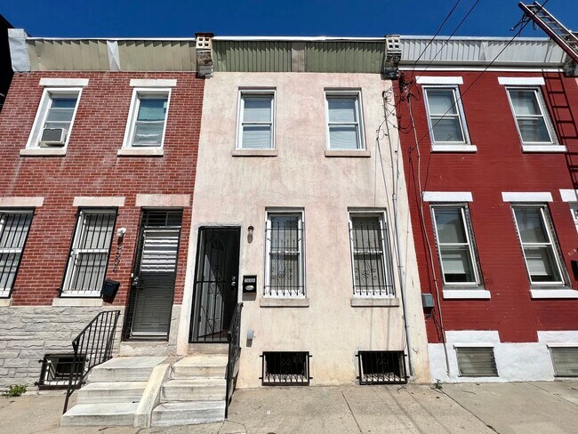Building Photo - Stunning 3-Bedroom Townhouse Just Outside ...