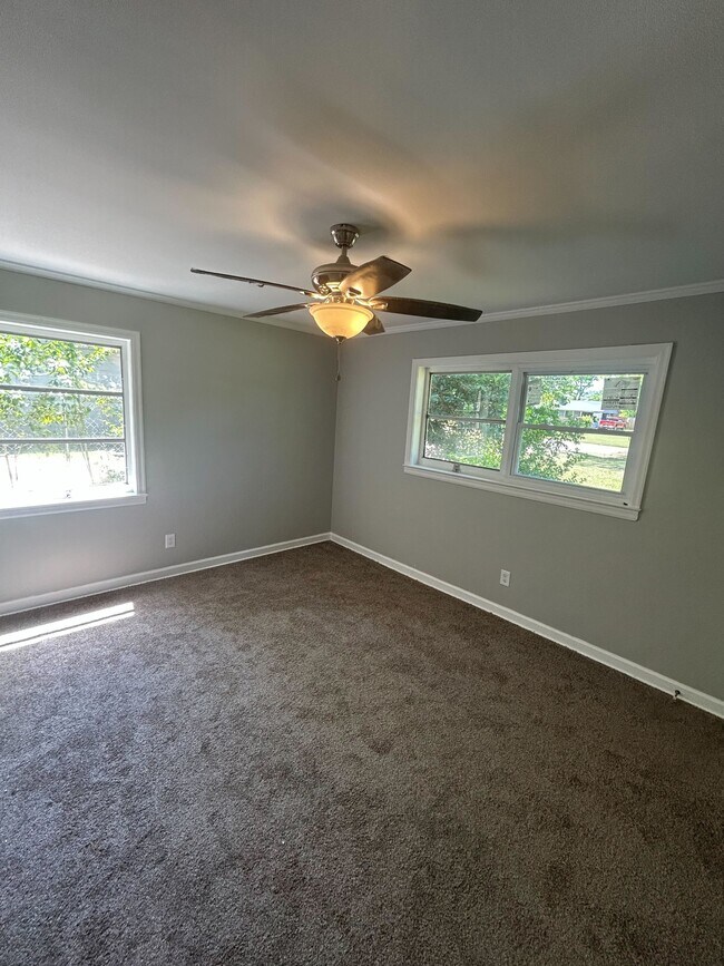 Foto del edificio - 2633 Ashlawn Dr