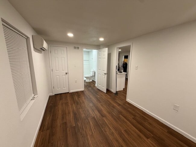 Building Photo - 15 Bluff Ct