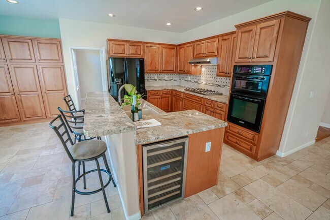 Building Photo - Stunning 5-Bedroom Home with Community Poo...