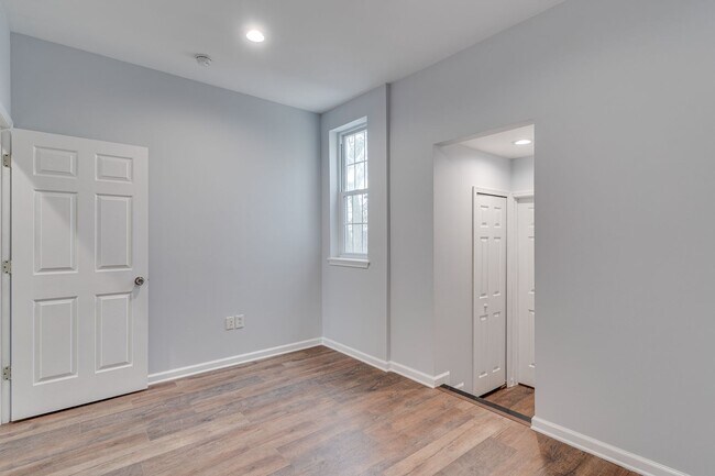Foto del edificio - Newly Renovated Temple Apartment