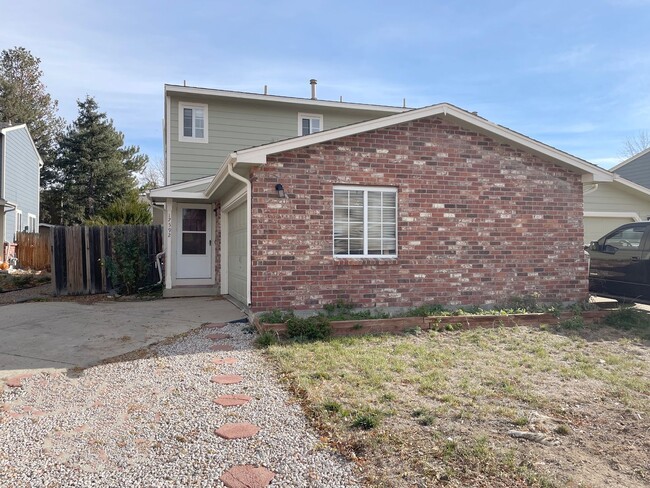 Building Photo - Paired home with two bedrooms and two car ...