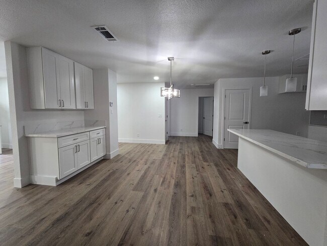 Foto del edificio - 3 Br 2 BA with extra room in back available now