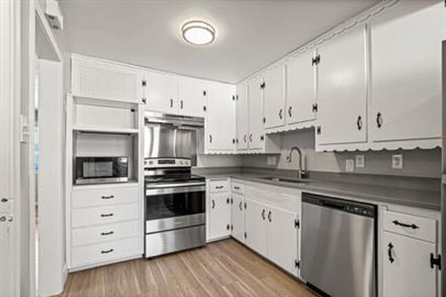 Building Photo - Stylish 4-Bed Home with Finished Basement!
