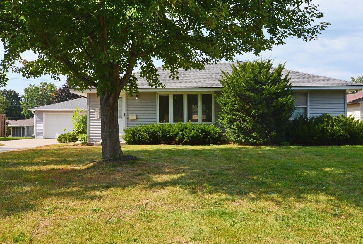 Foto principal - Spacious 3 bed, 2 bath rental in Bloomingt...