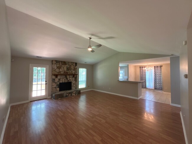 Building Photo - Lovely Ranch Style Home in Raintree!