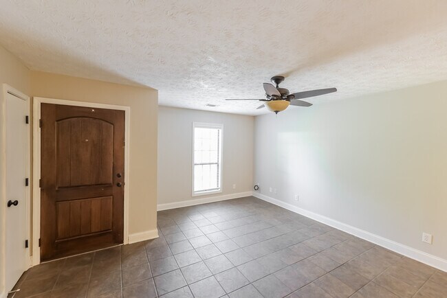 Building Photo - Gorgeous 3 Bedroom Home with Covered Patio...