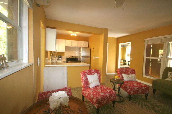 Building Photo - 315 NE 7th Ave