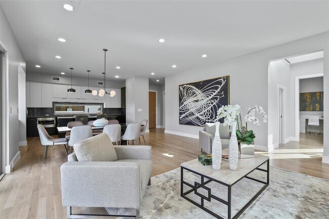 Building Photo - 3708 W Beverly Dr