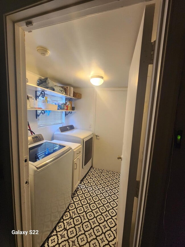 Foto del edificio - 5884 Dewberry Way