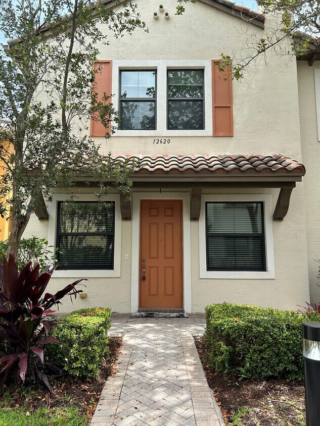 Foto principal - 12620 NW 32nd Ct
