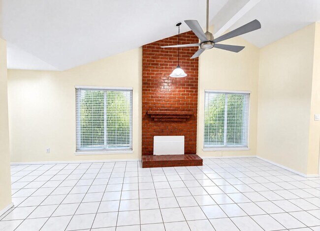 Building Photo - 13226 Robinglen Dr