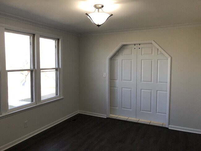 Foto del edificio - 3BD 1.5 BA HOUSE with Bonus Room  AVAILABL...