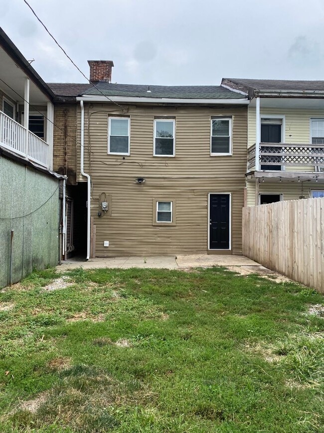 Foto del edificio - Cozy 3 bedroom in East York