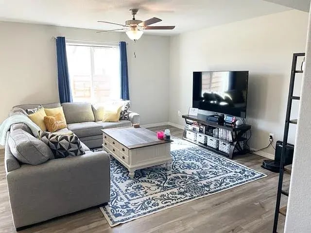 livingroom - 5423 Hammond Dr