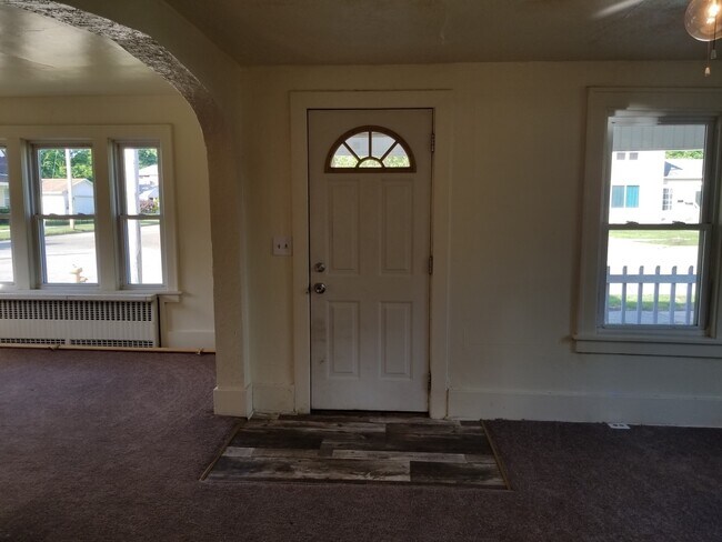 Foto del edificio - Updated 3 Bedroom House with 1st floor lau...